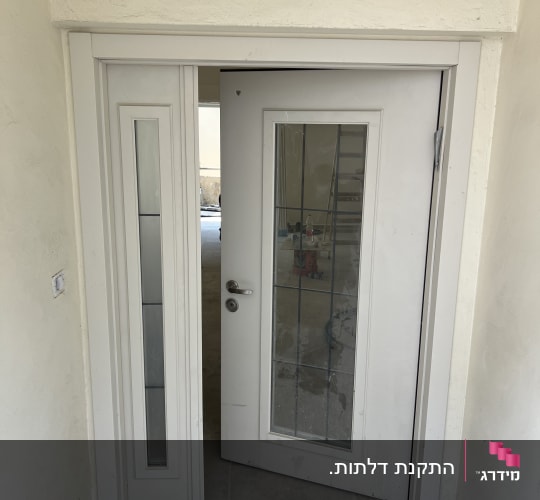 דלת לבנה עם חלון זכוכית וידית מתכת